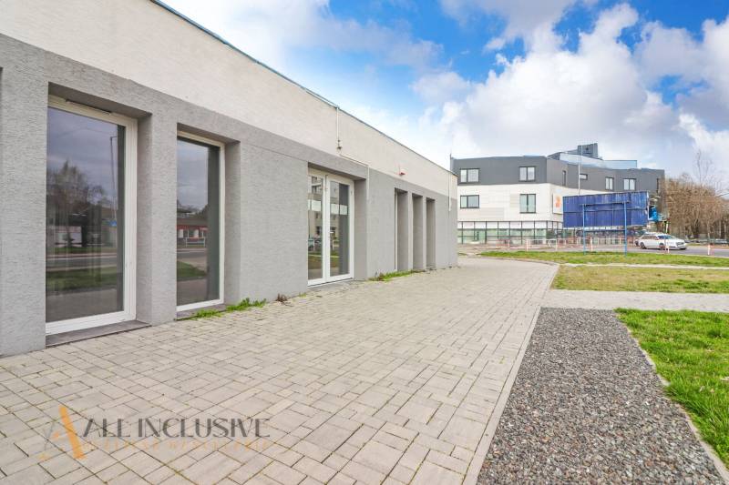 An der Vajanského-Straße, neben Geschäftsräumen mit moderner Architektur und befestigten Gehwegen.