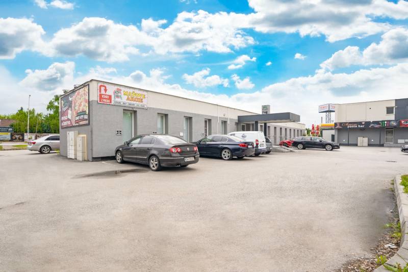 Gebäude auf den Clementis-Gärten in Galanta mit geparkten Fahrzeugen bei den Büros.