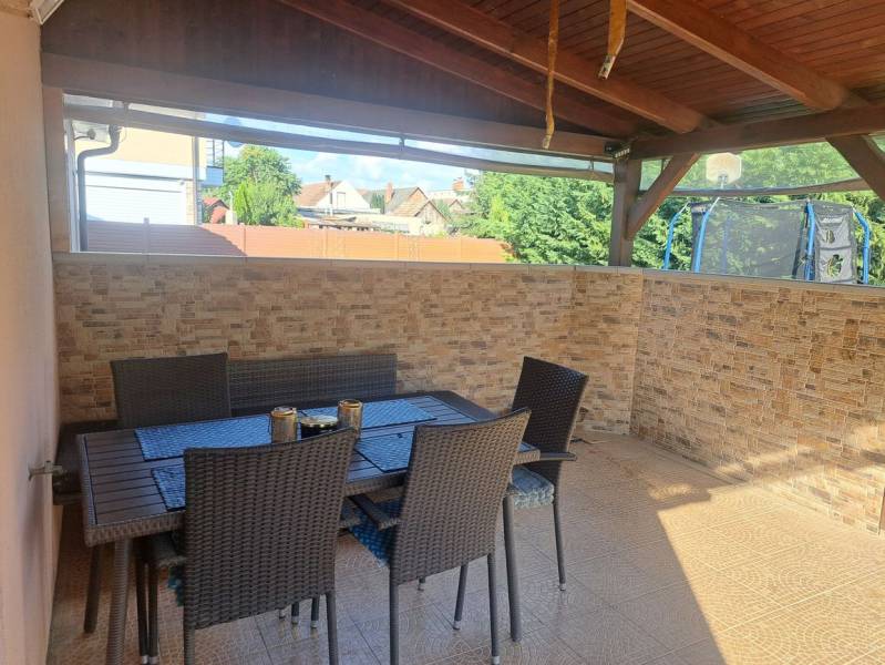Eine Terrasse bei einem Einfamilienhaus in Čierny Brod mit Sitzgelegenheiten aus Polyrattan.