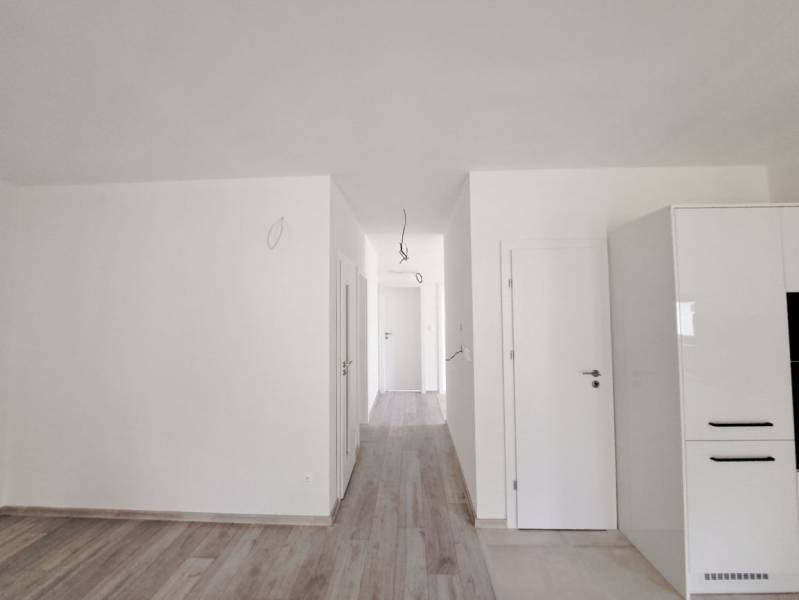 Helles Interieur eines Einfamilienhauses mit Holzboden und weißen Wänden.