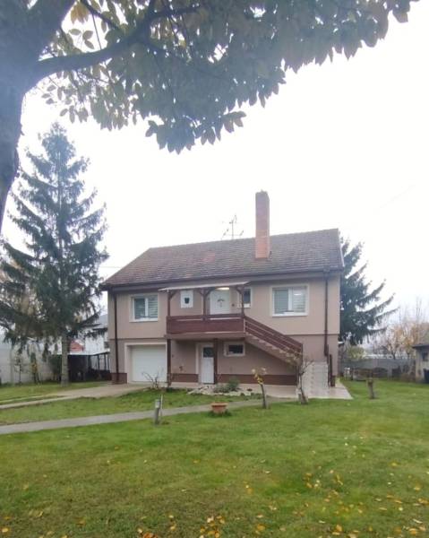 Einfamilienhaus in Dunajská Streda, Schrägdach, geräumiger Garten, Außentreppe.