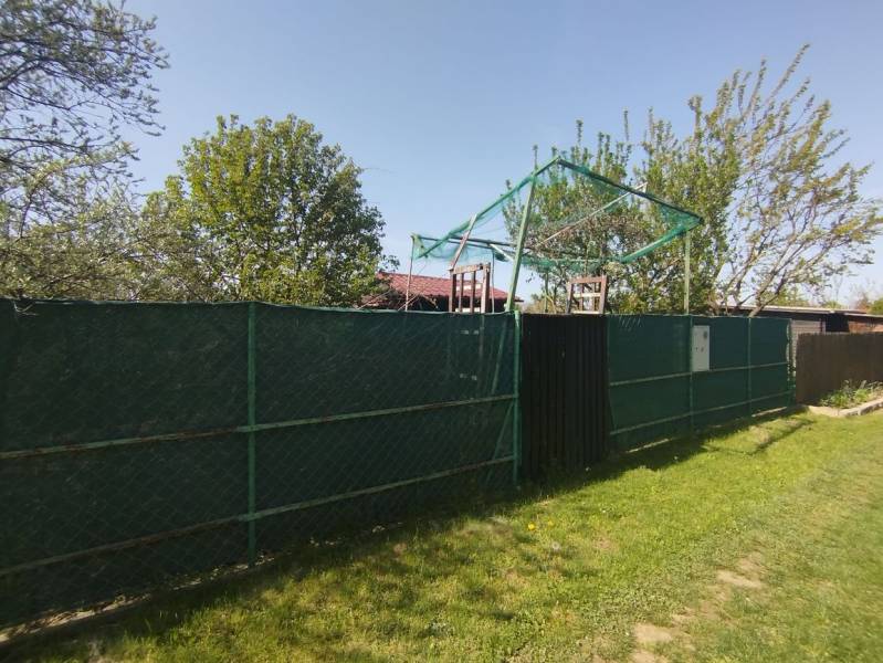 Grundstück mit Grünflächen in den Gärten in Šaľa, sonniger Tag mit blauem Himmel.