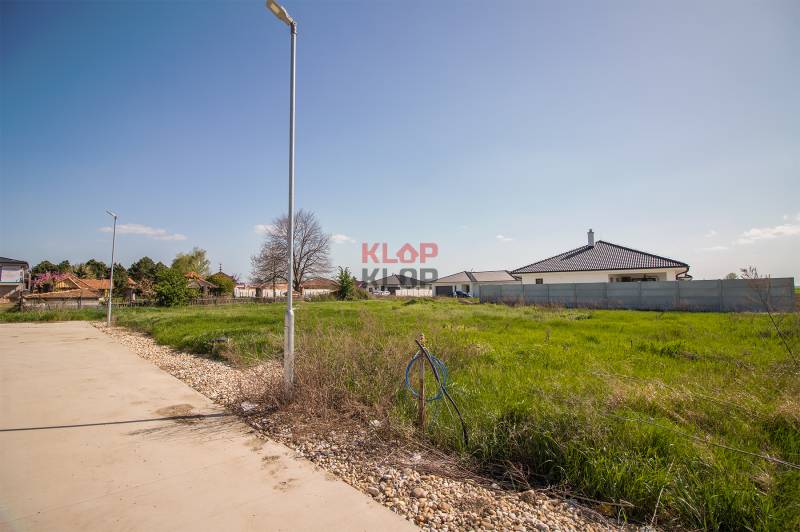 Kúpte si SVETLÝ, TICHÝ stavebný pozemok s IS a OPTIMÁLNOU ROZLOHOU