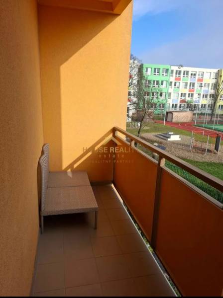 Ein Balkon mit Blick auf das Schulgelände und die Sportplätze aus einer 4-Zimmer-Wohnung.