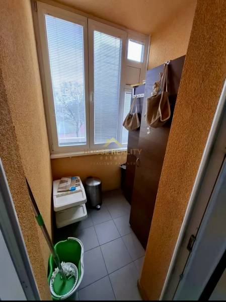 Geräumiger Balkon in einer 4-Zimmer-Wohnung mit Kunststofffenstern und Stauraumlösungen.