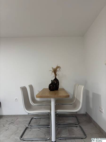 Esszimmer für sich mit einem Tisch in Holzoptik und vier Stühlen in einem Einfamilienhaus.