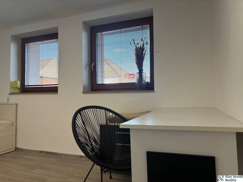 Wand mit Fenstern, Fensterbänke, Tisch und Stuhl, Einfamilienhaus, Boden mit Holzdekor.