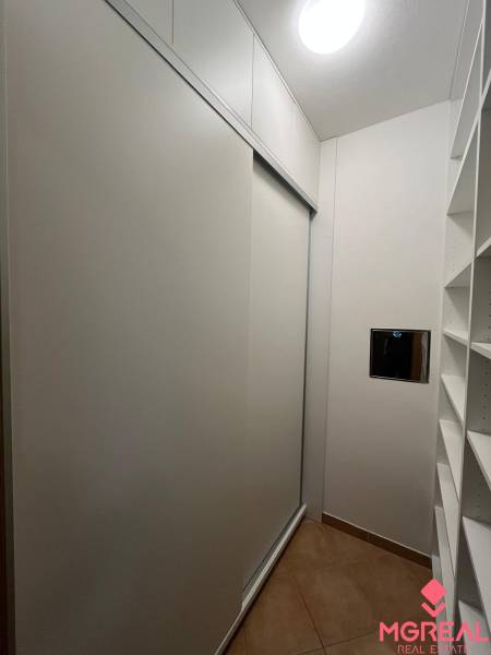 Stauraum in einer 3-Zimmer-Wohnung mit einem großen Einbauschrank und Regalen.