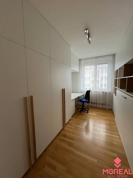 Arbeitszimmer in einer 3-Zimmer-Wohnung mit Holzboden und Einbaumöbeln.