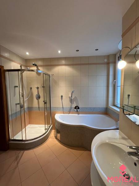 Badezimmer in einer 3-Zimmer-Wohnung mit Badewanne, Dusche und Waschbecken.