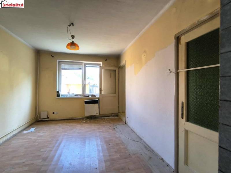 Izba v einem Einfamilienhaus mit Fenster, Türen und Boden.