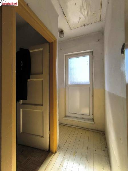 Flur in einem Einfamilienhaus mit hellem Eingang und Holzboden.