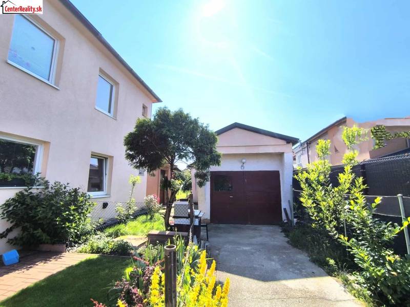 Einfamilienhaus in Partizánske mit gepflegtem Garten und Garage in einer ruhigen Straße.