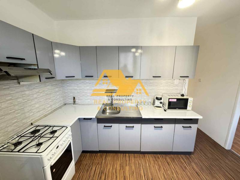 Küche in einer 3-Zimmer-Wohnung mit Holzboden und moderner Ausstattung.