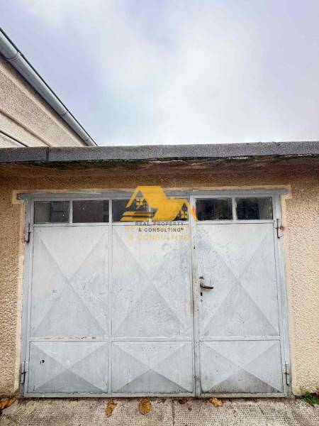 Garagentor des Einfamilienhauses in der Straße Dvory nad Žitavou, Dvory nad Žitavou.