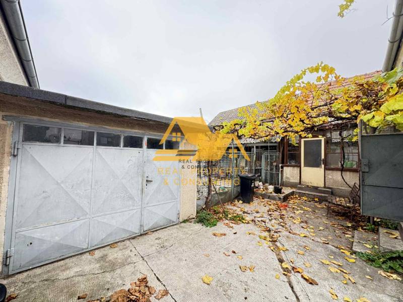 Die Garage und der Hinterhof eines Einfamilienhauses in Dvory nad Žitavou im Herbst.