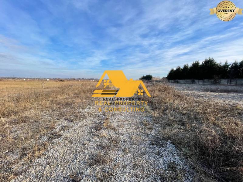 Baugrundstück in Nové Zámky in der Straße Nové Zámky, Schotterstraße, offene Landschaft.