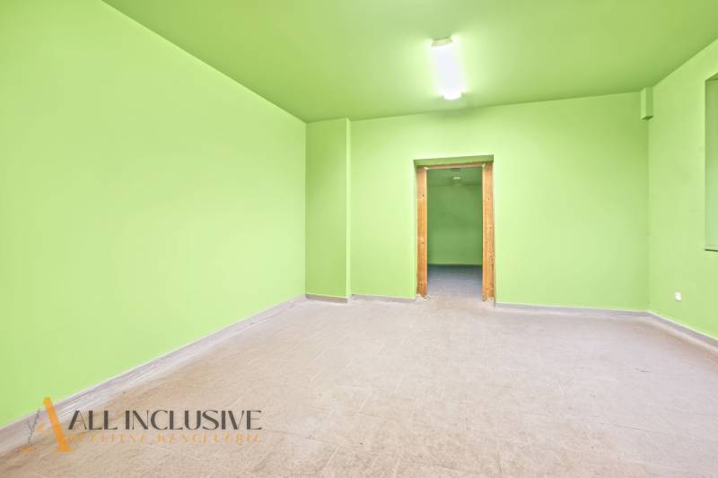 Grüner Raum mit einem Türrahmen aus Holz in einem Einfamilienhaus, Boden mit Holzdekor.