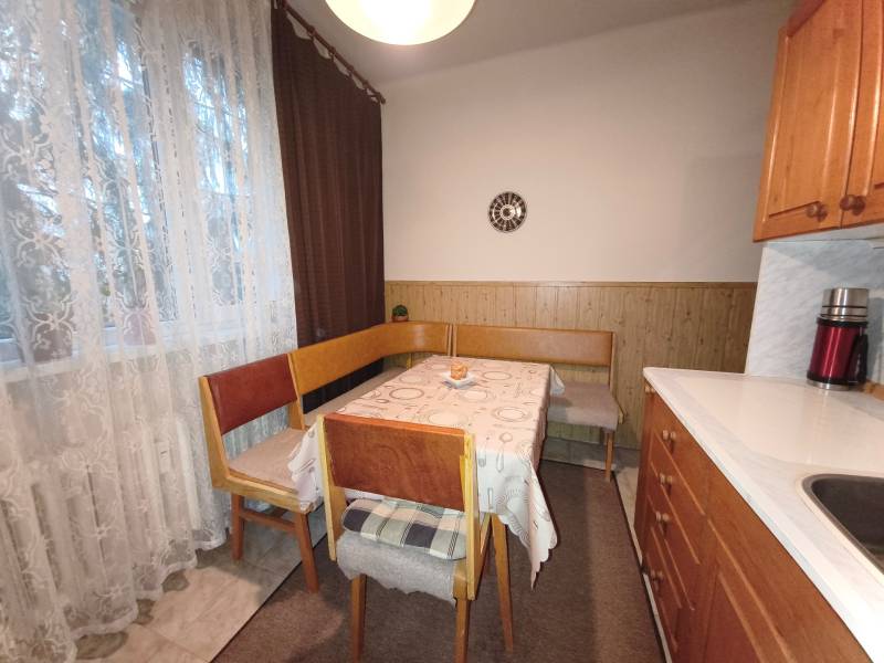 Essbereich mit Tisch und Stühlen in einer 3-Zimmer-Wohnung mit Holzboden.