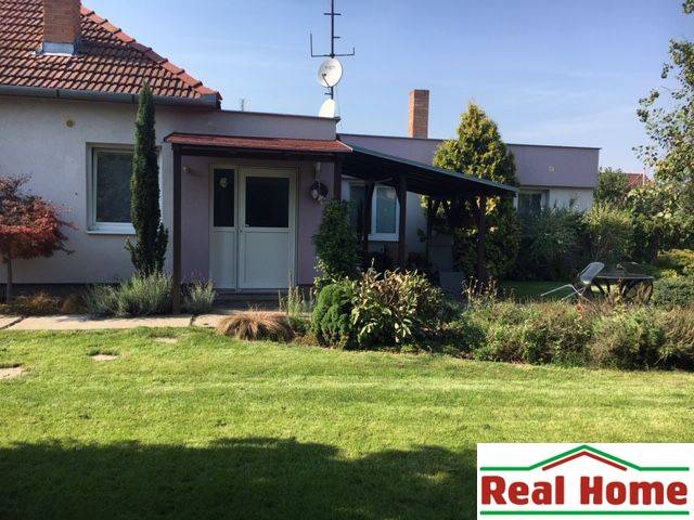 Einfamilienhaus in Čierna Voda mit gepflegtem Garten und überdachter Terrasse.