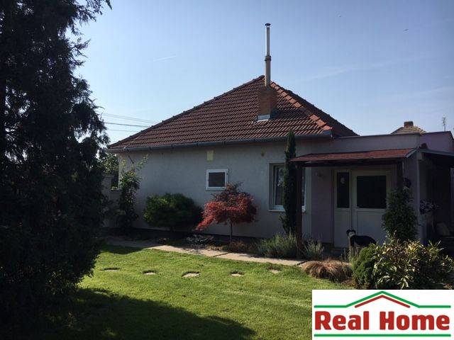 Ein Einfamilienhaus in Čierna Voda mit einem gepflegten Garten und einer Terrasse zum Entspannen.