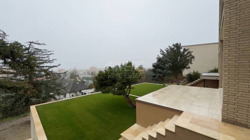 Einfamilienhaus in der Révova-Straße in Bratislava - Altstadt mit Garten und Terrasse.