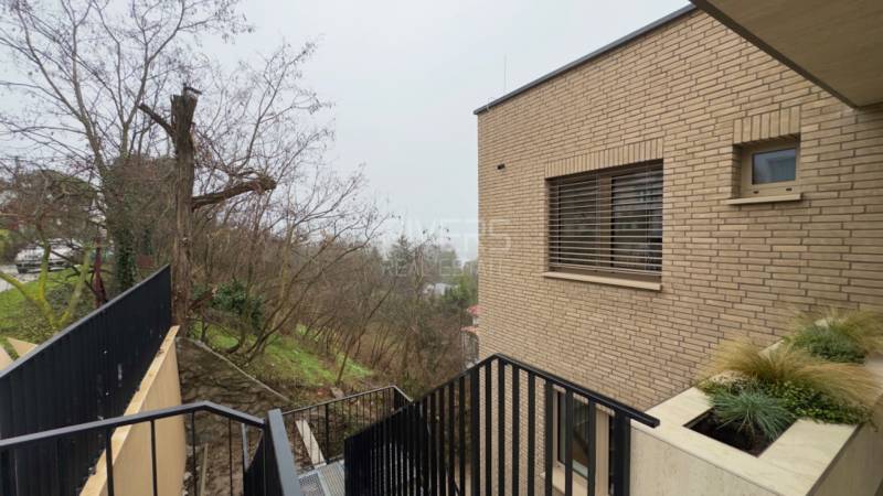 Einfamilienhaus in der Révova-Straße in Bratislava - Altstadt mit Ziegelfassade und Gelände.