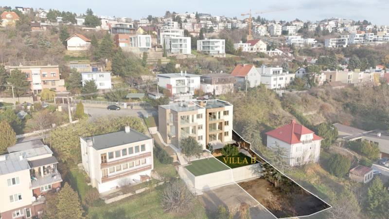 Einfamilienhaus in der Révová-Straße, Bratislava - Altstadt, mit gepflegtem Rasen und Umgebung.