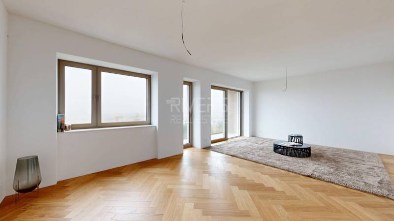 Helles Zimmer mit schrägem Boden in Holzoptik, Einfamilienhaus.