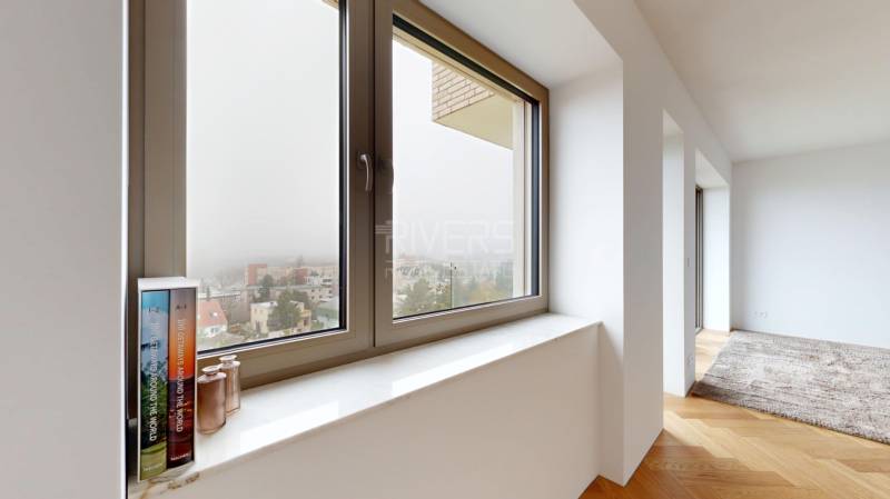 Innenraum eines Einfamilienhauses mit Aussicht und Holzboden.