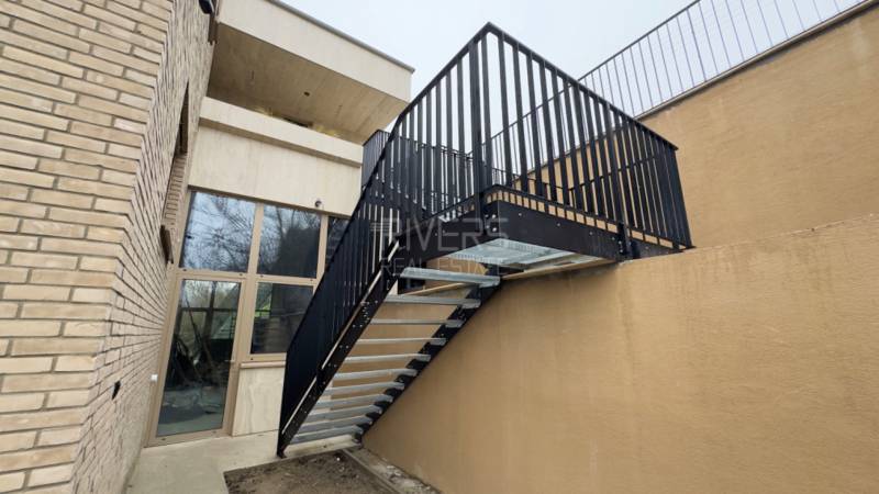 Treppe und Fenster an der Ziegelwand eines Einfamilienhauses in der Révová-Straße in Bratislava.