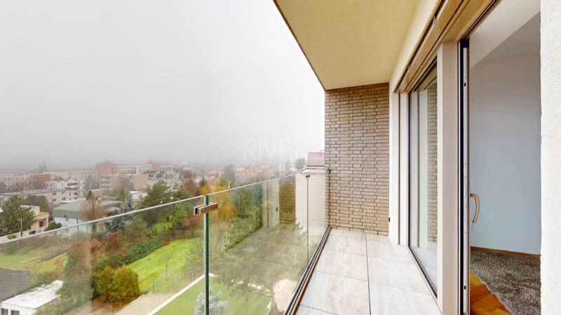 Balkon eines Einfamilienhauses mit Blick auf Bratislava - Altstadt, Révová-Straße, Glasgeländer.