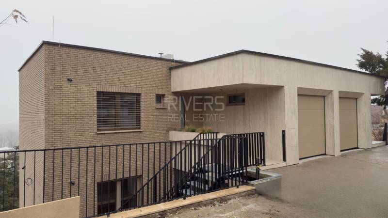 Ein Einfamilienhaus in der Révová-Straße in Bratislava - Altstadt mit Ziegelfassade und Tor.