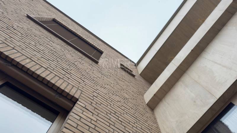 Ziegelfassade und Betonelemente am Einfamilienhaus in der Révová-Straße in Bratislava.