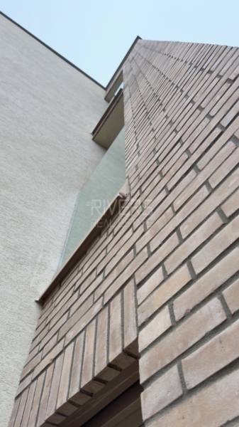 Ziegelfassade eines Einfamilienhauses in der Révová-Straße in Bratislava - Altstadt.