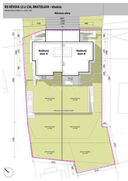 Grundriss von zwei Einfamilienhäusern in der Révová-Straße in Bratislava, mit Terrassen und Garten.