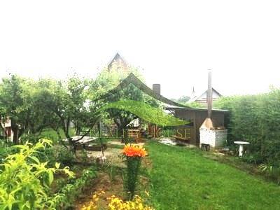 Der Garten bei der Hütte in Pozdišovce mit Pavillon und Grünflächen, ideal zur Entspannung.