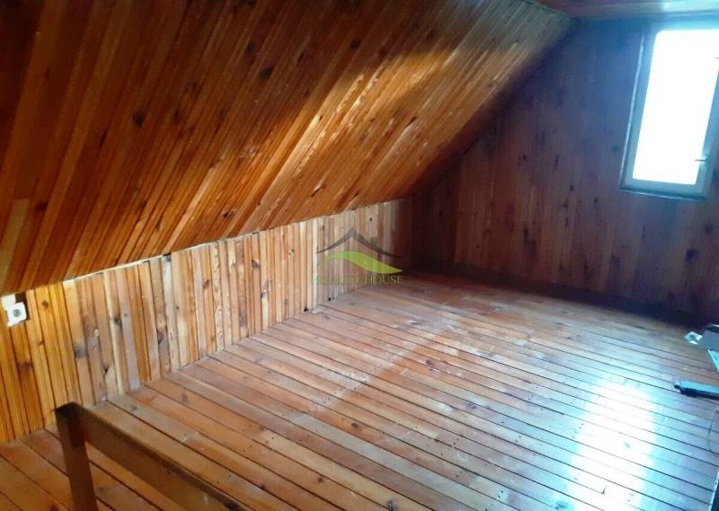 Dachboden in einer Hütte mit Holzverkleidung und Boden mit Holzdekor.