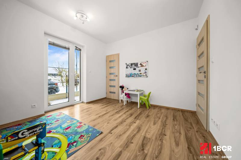 Kinderzimmer in einem Einfamilienhaus mit Holzboden und Spielzeug.