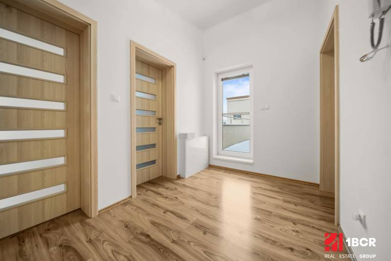 Innenraum eines Einfamilienhauses mit Holzboden und Türen mit Verglasung.