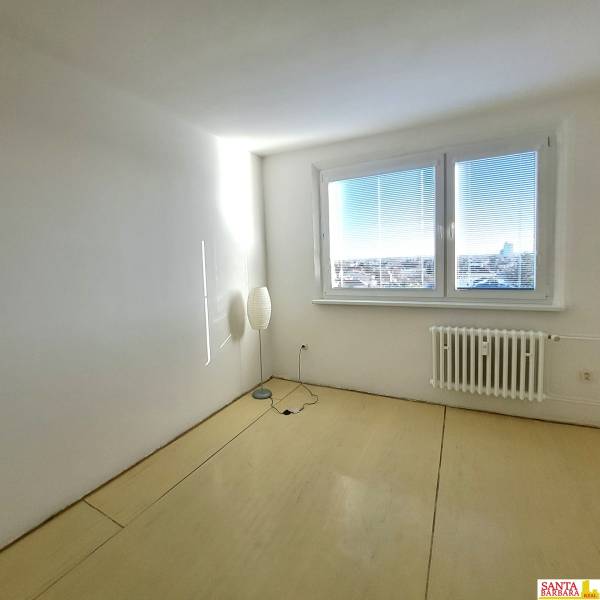 Helles Zimmer mit Holzboden in einer 4-Zimmer-Wohnung.