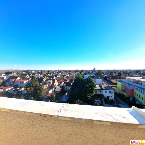 Blick auf die Stadt von der Terrasse des Wohnkomplexes, Stadtteil Bratislava - Medzi jarkami, Hornadska.