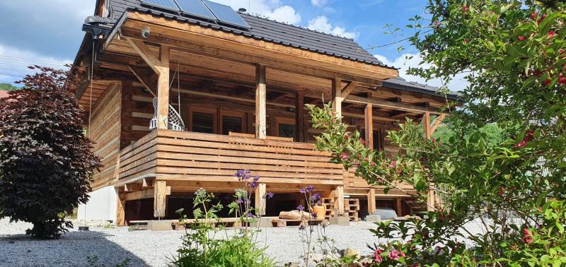 Holzhütte in der Hviezdoslavova-Straße in Tisovec mit Holzterrasse und Garten.