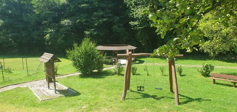 Garten mit Schaukel und Unterstand in der Hviezdoslavova-Straße in Tisovec bei der Hütte.