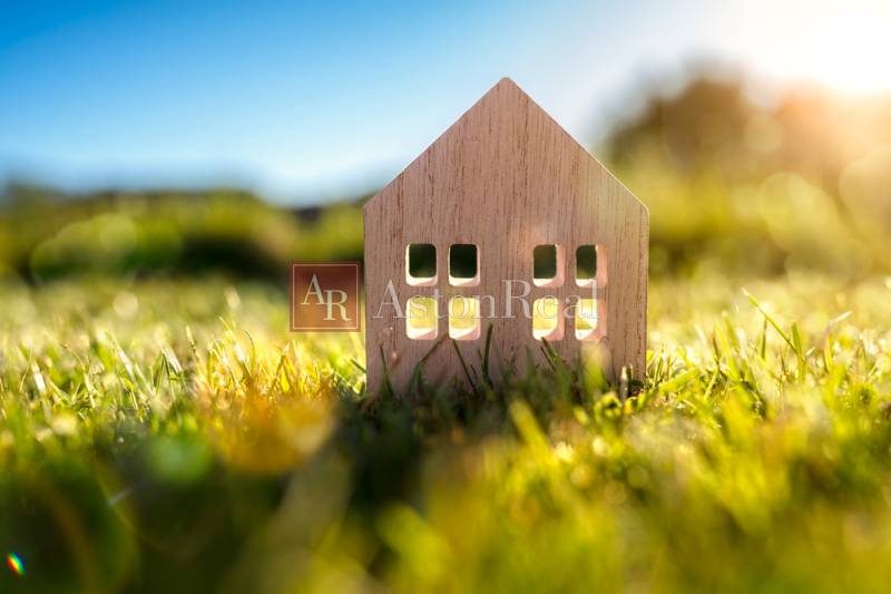 Mini-Holzhaus auf einem sonnenverwöhnten Grundstück in Banská Bystrica, geeignet zum Wohnen.