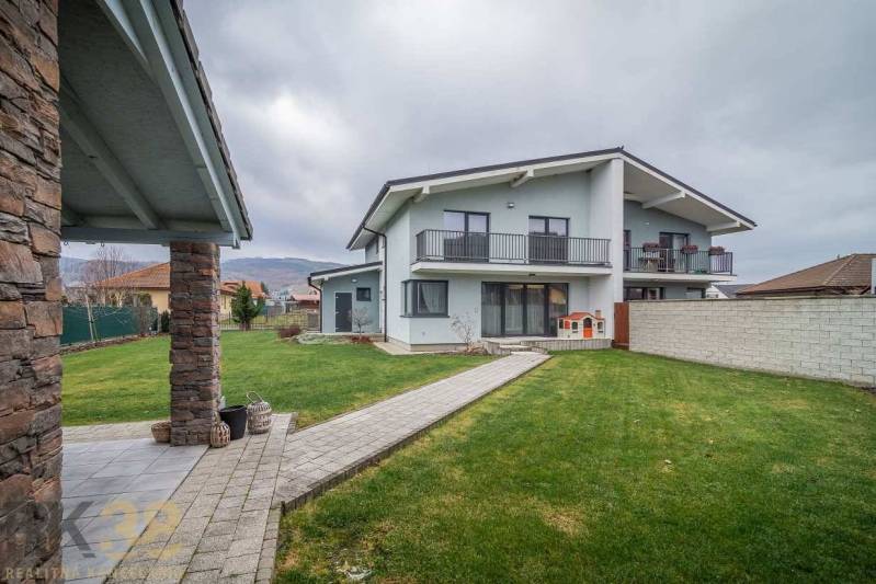 Das Einfamilienhaus in der Krátka-Straße in Spišské Bystré mit gepflegtem Rasen und Unterstand.