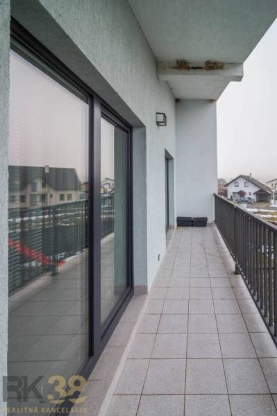 Der Balkon des Einfamilienhauses in der Krátka-Straße in Spišské Bystré mit Fliesen und Glasgeländer.