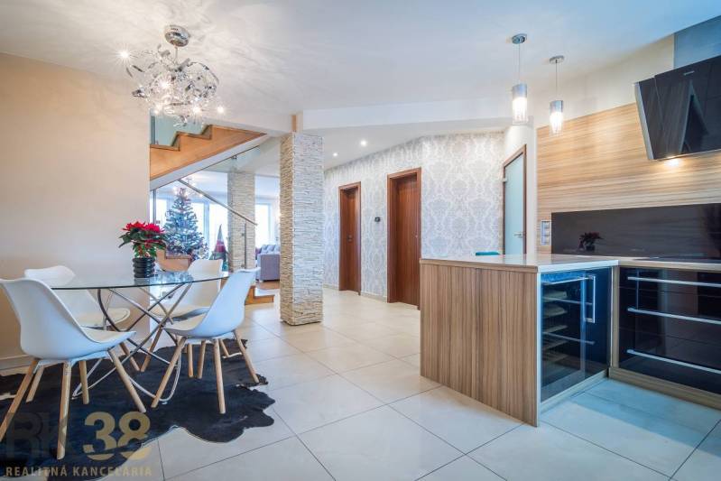 Innenraum eines Einfamilienhauses mit Esstisch, Treppe und Weihnachtsbaum.