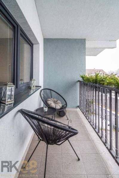 Der Balkon eines Einfamilienhauses mit bequemen Sesseln und einem Tisch, Krátka Straße, Spišské Bystré.