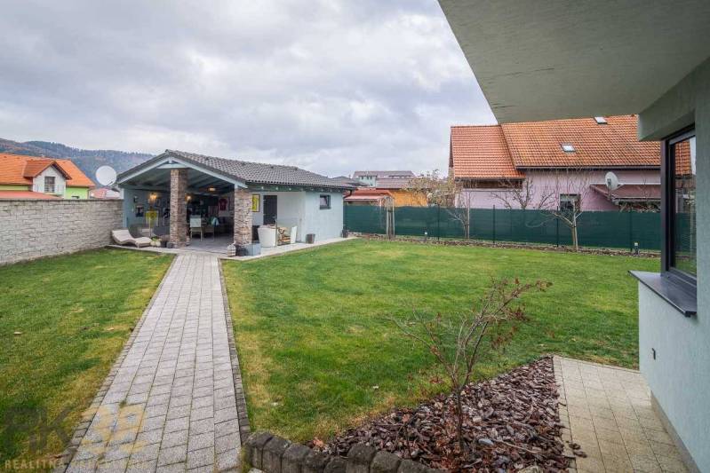 Der Garten beim Einfamilienhaus in der Krátka-Straße in Spišské Bystré mit Pavillon und Gehweg.